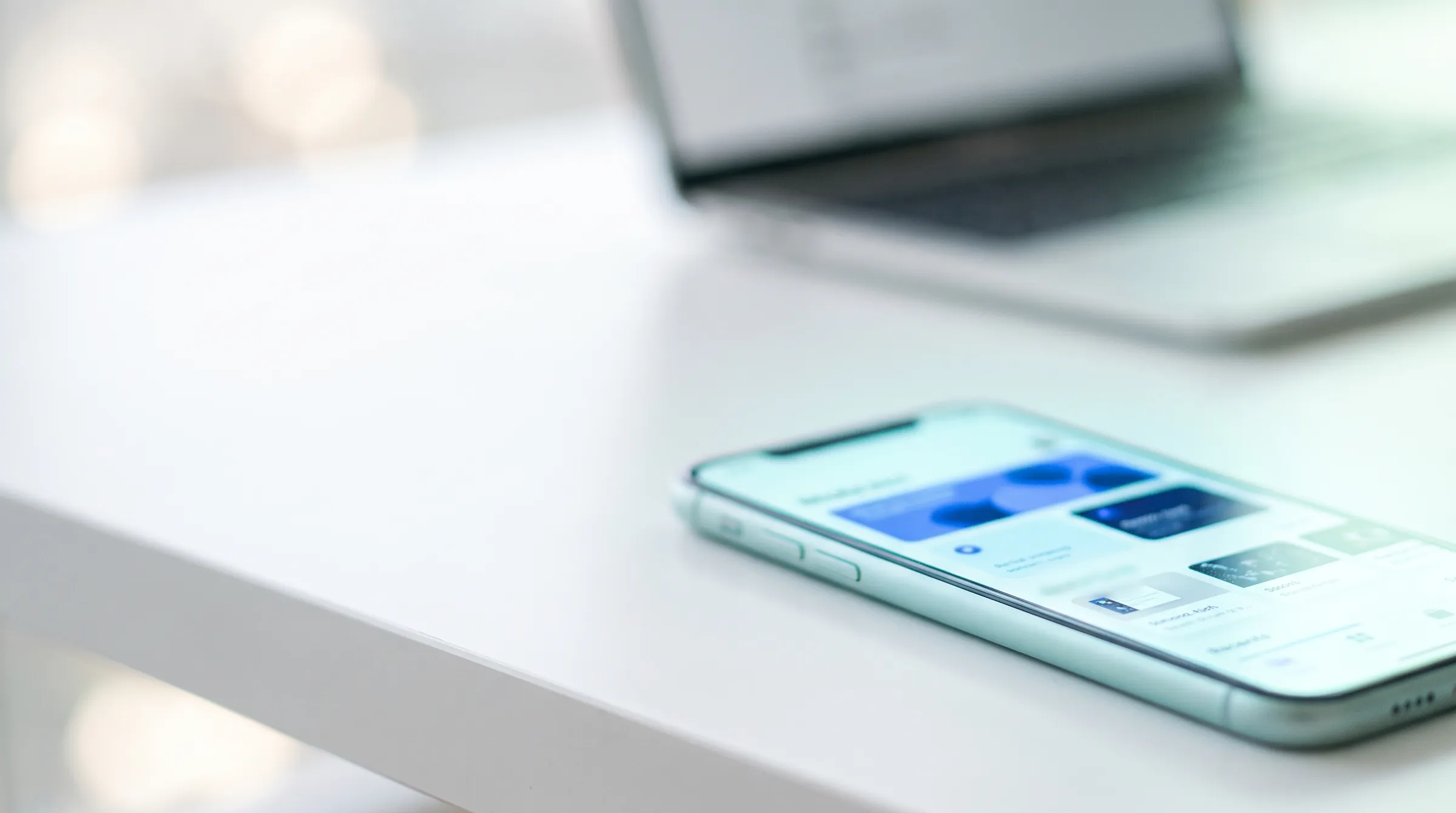 Celular sobre a mesa mostrando uma resposta de assistente de IA com fontes