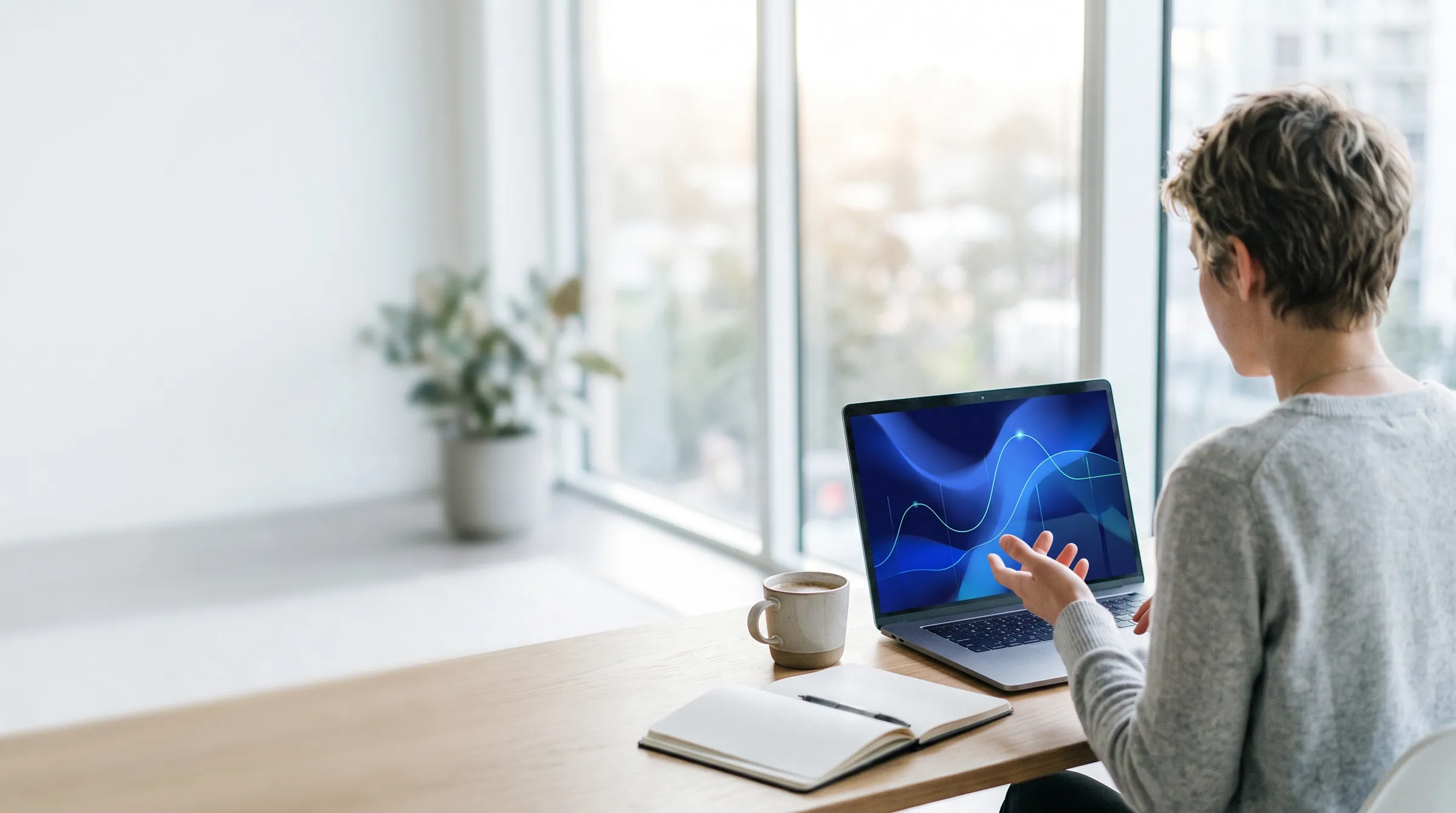 Mulher fazendo uma pergunta a um assistente de IA no notebook, em um escritório claro