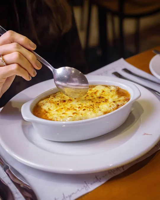 Sopa de inverno servida à mesa
