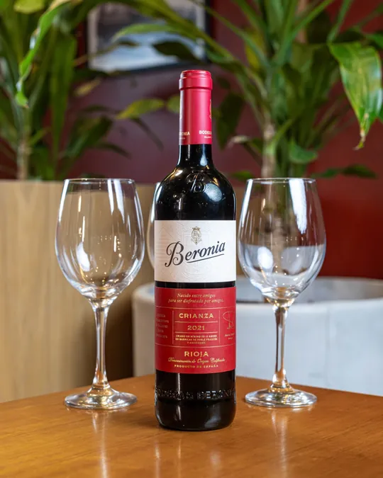 Garrafa de vinho e taças à mesa